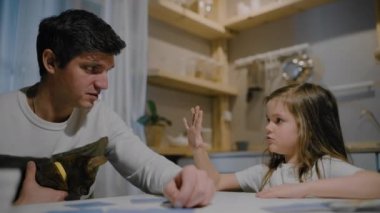 Baba ve kızı akşamları mutfakta kart oyunu oynuyorlar..