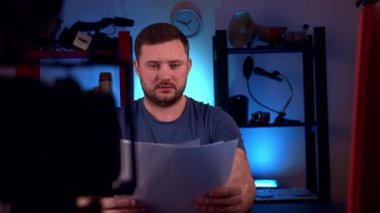 Blogger video stüdyosunda kameralar ve profesyonel ışıklandırmayla yayın yapıyor