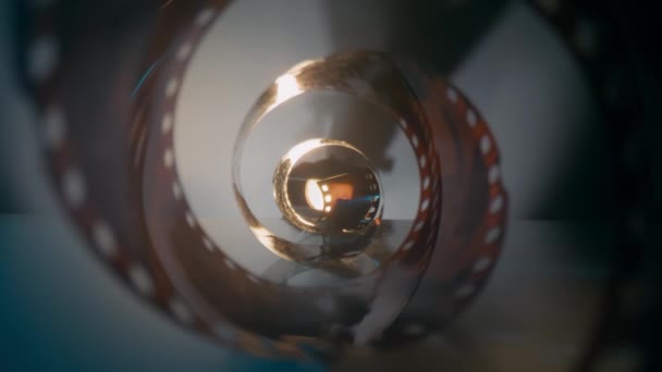 La cámara atraviesa la tira de película. Dolly zoom por macro lente — Vídeo de stock