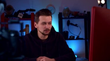 Blogger saldırganca çevrimiçi video kanalından canlı yayın yapıyor