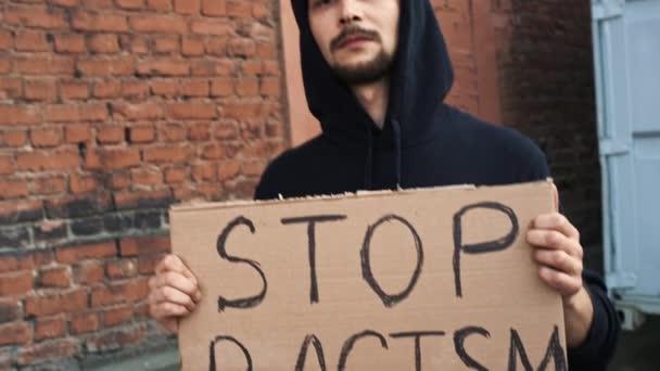 Kafkasyalı adam sokakta megafon ve tabelalarla protesto ediyor. — Stok video