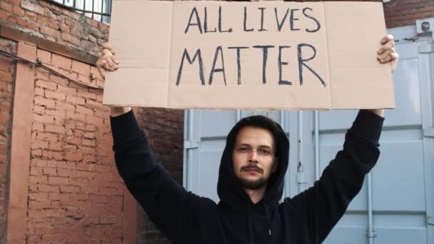 Biały mężczyzna protestuje na ulicy z megafonami i znakami — Wideo stockowe