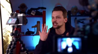 VJ video stüdyosunda kameraların önünde el kol hareketleri yapıyor. Dolly vurdu.