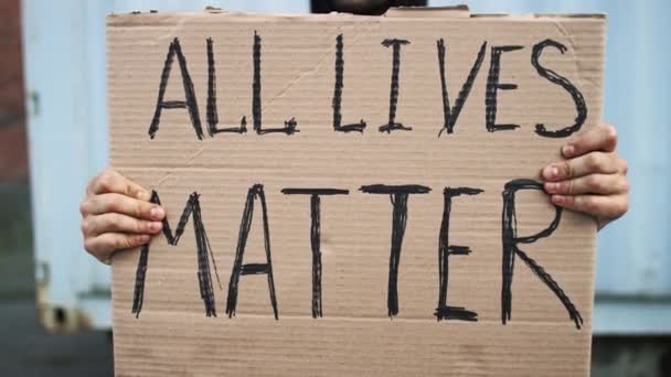 L'uomo caucasico protesta per strada con megafoni e cartelli — Video Stock