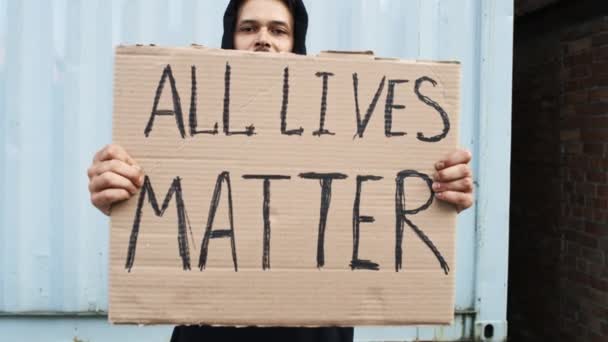 白人男子拿着扩音器和标语在街上抗议 — 图库视频影像