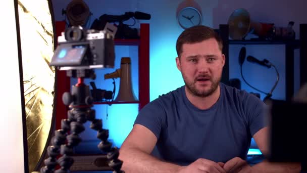 Blogger makes news block in video studio with cameras and professional lighting — Stock Video