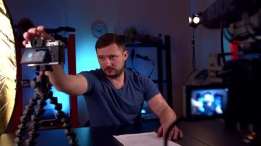 Blogger video stüdyosunda kameralar ve profesyonel ışıklandırmayla yayın yapıyor