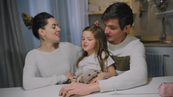 Feliz caucásico familia mamá papá y poco hija cantar un canción en la cocina — Vídeos de Stock