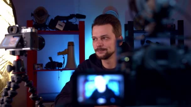 Blogger en estudio de video habla en una cámara, Programas de grabación para Internet — Vídeos de Stock