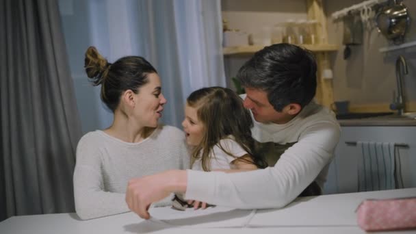 Feliz caucásico familia mamá papá y poco hija cantar un canción en la cocina — Vídeos de Stock