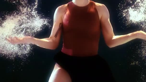 Mujer en traje de baño y falda negra nada en el agua, agitando brazos y piernas — Vídeo de stock