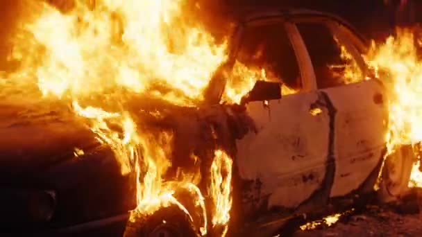 Passenger car on the street is engulfed in flames and completely burns to ashes. — Stock Video
