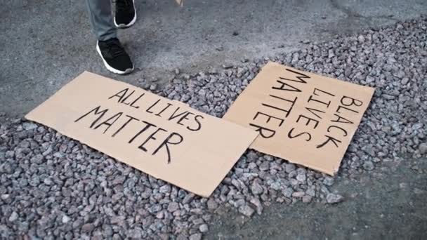 Kâğıt pankartlar ve yazıtlar BLM, YAŞIYOR, DUR RACISM Zeminde — Stok video