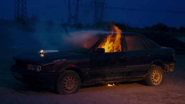 El coche se quema con una gran llama brillante desde el interior. — Vídeos de Stock