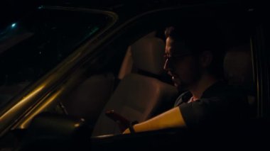 Arabada oturan bir adam telefonda konuşuyor ve bir şeyler bozuluyor. Deli.