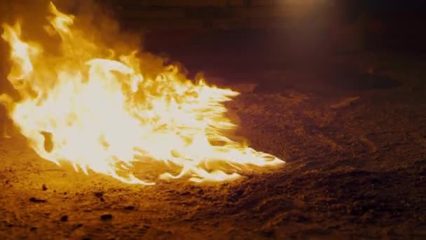 Chama de fogo no chão. Flashes de areia ardente. — Vídeo de Stock