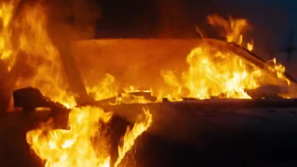 街上的客车被大火吞没，完全烧成灰烬. — 图库视频影像
