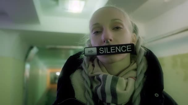Žena v kožichu má ceduli s nápisem - SILENCE — Stock video