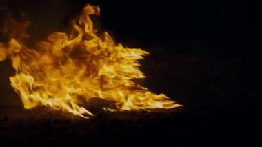 Yerde ateş alevi var. Alev alev yanan kumlar. 