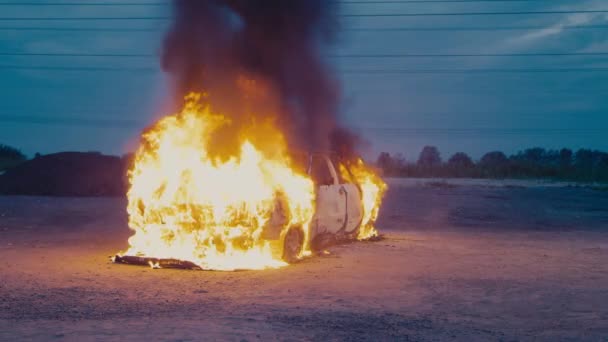 Passagiersauto op straat is overspoeld met vlammen en volledig verbrand tot as. — Stockvideo