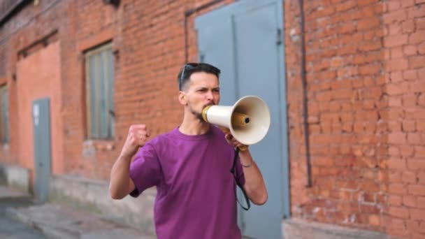 Un caucasien seul proteste dans la rue. Hurle fort et agite ses mains — Video