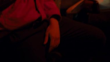 Güneş gözlüklü iki adam gece sokakta arabanın dışında güçlü bir şekilde dans ediyor.