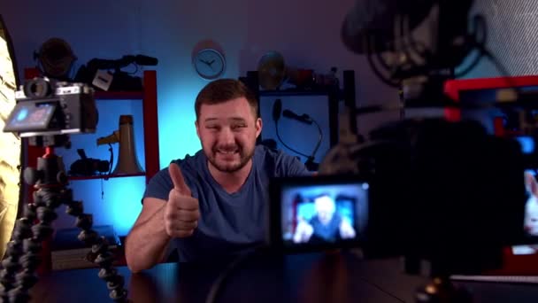 Blogger vysílá ve video studiu s kamerami a profesionálním osvětlením — Stock video