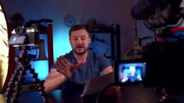 Blogger video stüdyosunda kameralar ve profesyonel ışıklandırmayla yayın yapıyor