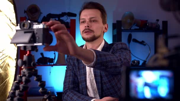 Blogger zendt uit in videostudio met camera 's en professionele verlichting — Stockvideo