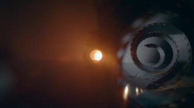 Kamera film şeridinden geçiyor. Makro merceğe göre Dolly zoom