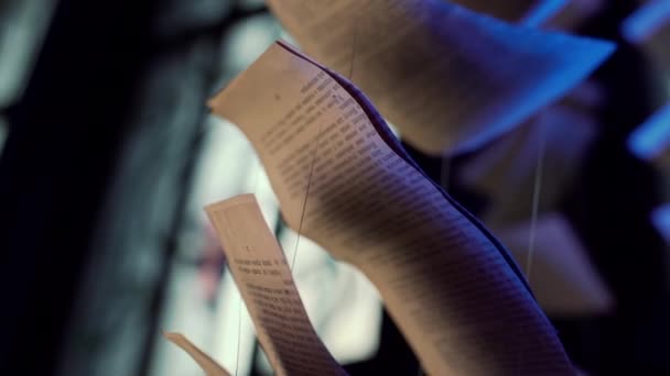 Guirnaldas azules hechas de las páginas de los libros cuelgan del techo. Rendimiento — Vídeos de Stock