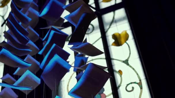 Guirlandes bleues faites à partir des pages de livres suspendues au plafond. Performance — Video