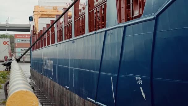 Obrovská nákladní loď stojí u kotviště a čeká na nakládku nákladu.. — Stock video