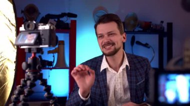 Blogger video stüdyosunda kameralar ve profesyonel ışıklandırmayla yayın yapıyor