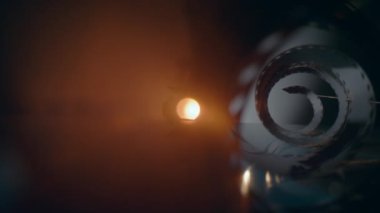 Kamera film şeridinden geçiyor. Makro merceğe göre Dolly zoom