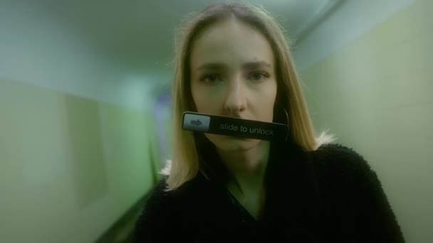 Frau hält Schild mit der Aufschrift im Mund - SLIDE TO UNLOCK — Stockvideo