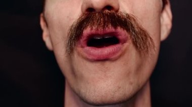 Şarkı söyleyen ve kameraya konuşan adamın çenesini kapatın. 