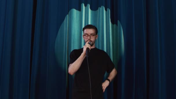 Stand-up-Comedian auf der Bühne verabschiedet sich vom Publikum und geht — Stockvideo