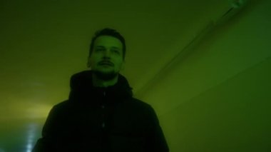 Adam bir yeraltı yaya geçidinin tünelinde yürüyor..