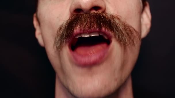 Close-up da boca do homem que canta uma canção e fala para a câmera — Vídeo de Stock