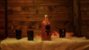 Siyah arka plan ve duman antika şişelerde büyü büyü