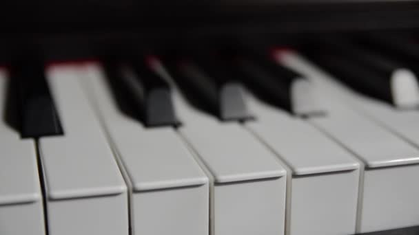 Wedding rings on the piano — Stock Video