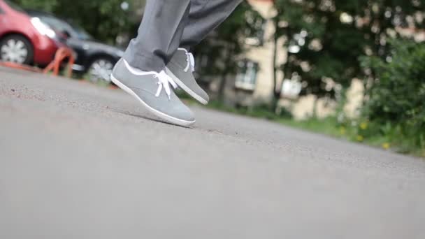 Primer plano del baile masculino sobre los pies de pavimento en zapatos — Vídeo de stock