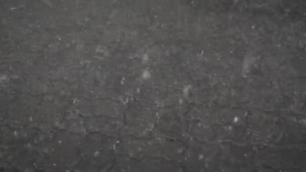 Проливной дождь на асфальт — стоковое видео