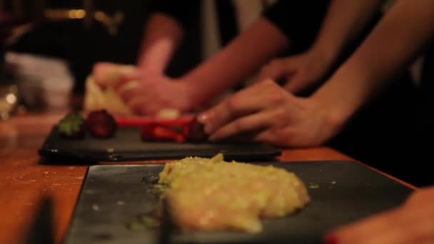 Mujer golpeando un filete en la cocina, cortando fresas — Vídeos de Stock