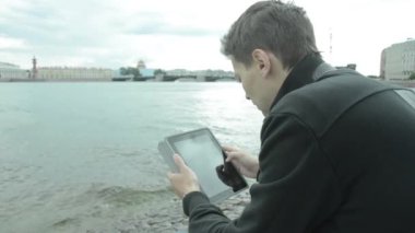 Gölde tablet pc kullanan adam