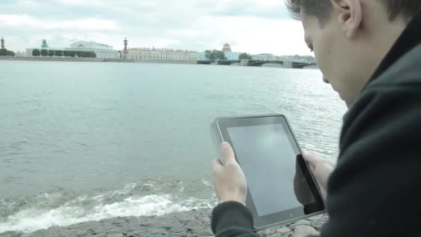 Hombre usando tableta PC en el lago — Vídeo de stock