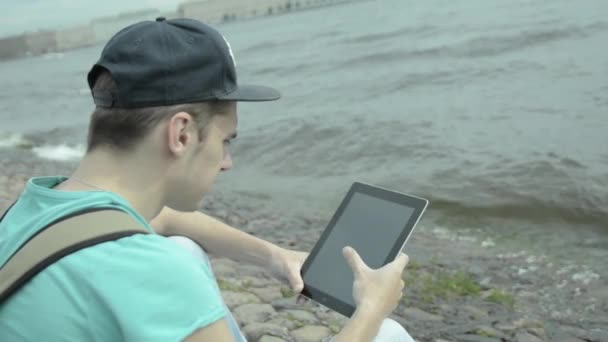 Hombre usando tableta PC en el lago — Vídeos de Stock