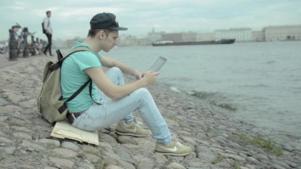 Hombre usando tableta PC en el lago — Vídeos de Stock