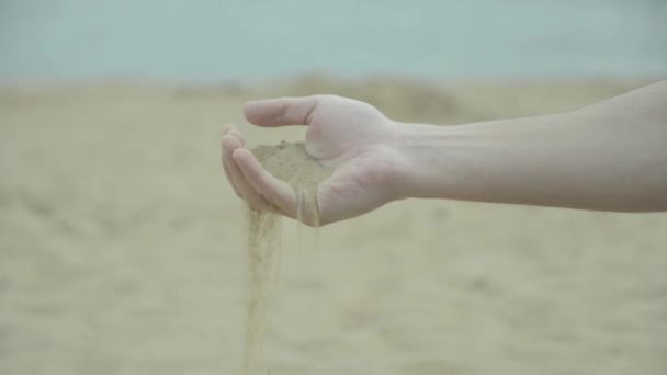 Sand som faller från Hand — Stockvideo